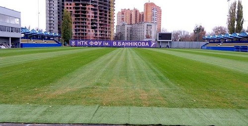На стадионе Банникова завершили замену газона и установили турникеты