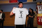 Милевский подарил Леоненко чайник