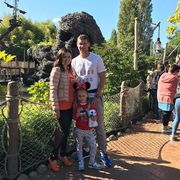 Рыбка с семьей отдыхает в парижском Диснейленде