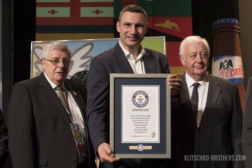 ФОТО ДНЯ:Братьев Кличко наградили сертификатом Книги рекордов Гиннесса