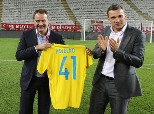 После матча с Турцией игроки сборной Украины поздравили Павелко с ДР