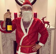 Коноплянка в костюме Санта Клауса поздравил всех с Новым годом