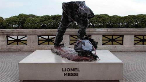 Вандалы разбили памятник Месси в Буэнос-Айресе