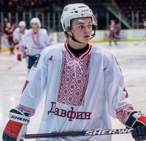 Канадские хоккеисты вышли на матч в украинских вышиванках