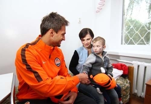 Игроки Шахтера купили оборудование для детской больницы в Харькове