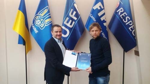 Тимощук получил тренерский PRO-диплом УЕФА из рук президента ФФУ