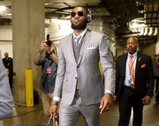 Леброн Джеймс подарил своей команде деловые костюмы