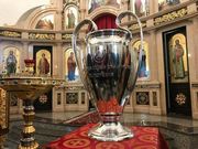 ФОТО ДНЯ. Павелко привез Кубок ЛЧ в церковь