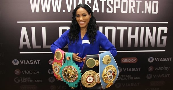 Әдемі транс әйелдің жігітті сиқығанын қараңыз