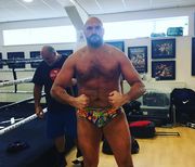 ФОТО ДНЯ. Тайсон Фьюри мотивирует всех в коротких трусах