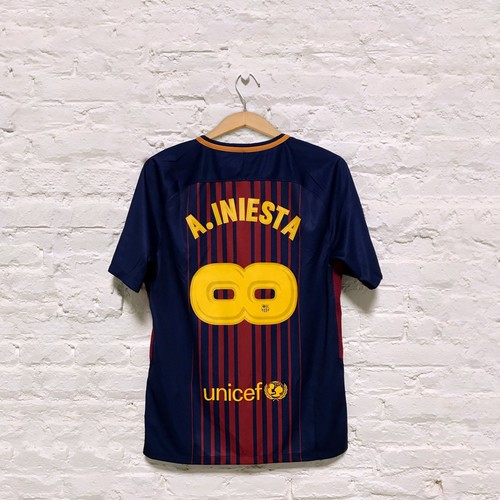 Барселона продает футболки Иньесты со знаком бесконечности