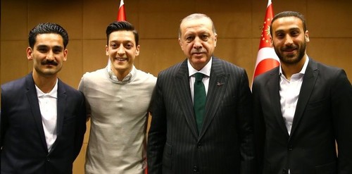ФОТО ДНЯ. Озил и Гюндоган встретились с Эрдоганом