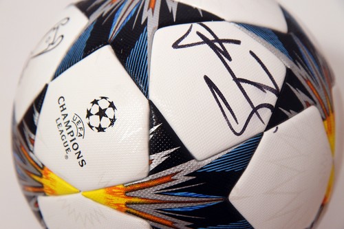 Выиграй мяч финала Лиги чемпионов с автографом Шевченко!