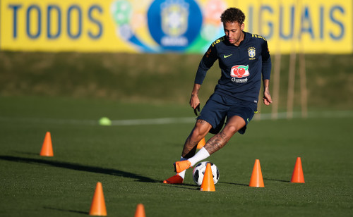 Неймар вернулся к полноценным тренировкам со сборной Бразилии