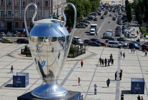 В Киеве установили огромный надувной Кубок чемпионов