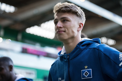 Бавария приобретет 18-летнего нападающего