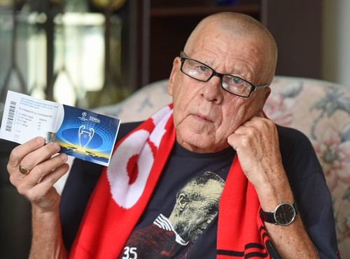 75-летний болельщик Ливерпуля расплакался, потому что не летит в Киев