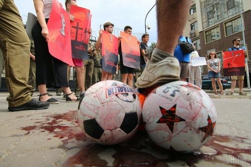 В Одессе российское консульство забросали «кровавыми» мячами