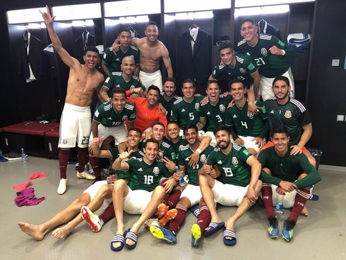 ФОТО ДНЯ. Мексика в раздевалке празднует победу над Германией