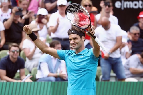 Роджер Федерер побеждает на старте турнира в Галле