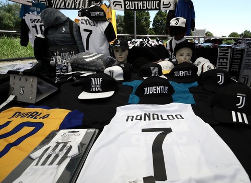 В Турине стартовала продажа футболок Роналду