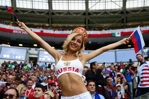ФИФА призвала телевизионщиков реже показывать красивых девушек