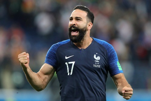 Футболисты сборной Франции на удачу трогают за усы Адиля Рами