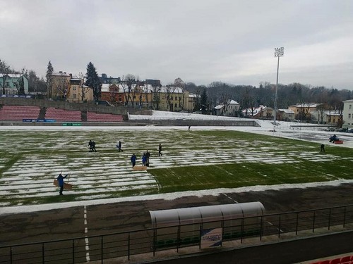 ФОТО ДНЯ: Президент Львова убирает стадион от снега перед матчем КУ