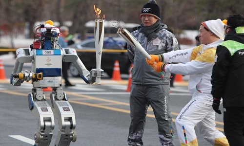 ВИДЕО ДНЯ. Олимпийский факел в руке робота