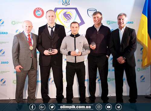 Роман Санжар получил награду лучшему тренеру Премьер-лиги 2017 года