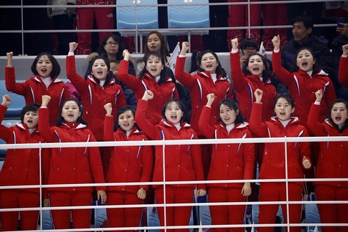 ВИДЕО ДНЯ. Заводные болельщицы Северной Кореи на Олимпиаде