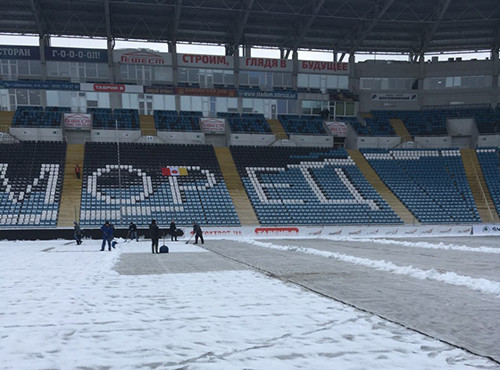 Стадион Черноморца расчищают от снега