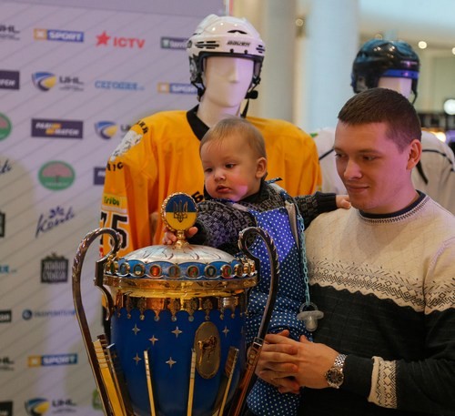 В Киеве презентовали чемпионский кубок Украины по хоккею