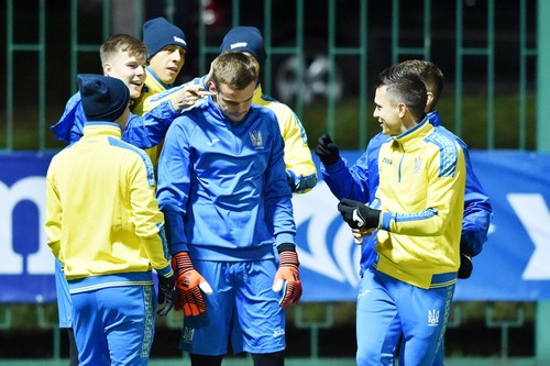 Сборная Украины начала подготовку к матчу со Словакией