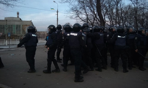 На матче Мариуполь – Динамо фанаты подрались с полицией
