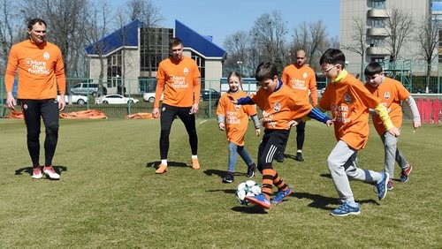 Игроки Шахтера провели тренировку с детьми-переселенцами