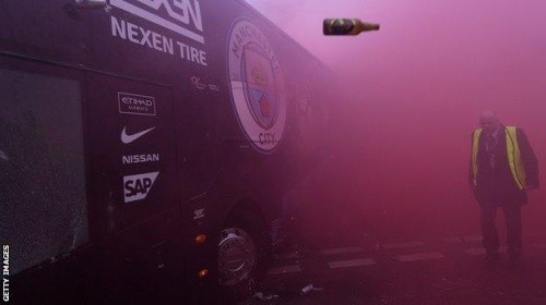 Полиция расследует нападение фанов на автобус Манчестер Сити