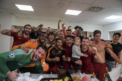 ВИДЕО ДНЯ. Как Рома отпраздновала победу над Барселоной
