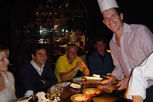 Обратите внимания на того, кто подносил Роже саке - Тим Хенман...