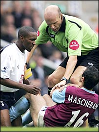 Хочет, видимо, докусать...