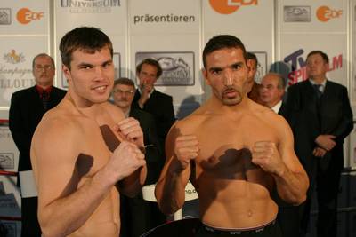 Дрозд, как нетрудно догадаться, слева