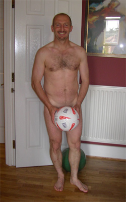 Иана Хэллоуэя публикуем второй раз, уж простите, но до нас дошел истинный смысл фото - это Иан помогает жене на кухне