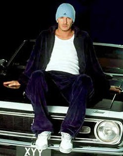 Дэвид Бекхэм одевался как лох (обратите внимание на номер его авто)