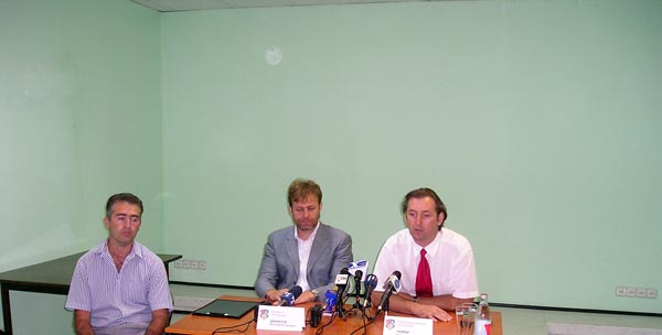 Слева направо: Виталий Лабскир - пресс-аташе ФК Харьков, Виталий Данилов - президент, Владимир Чумак - первый вице-президент