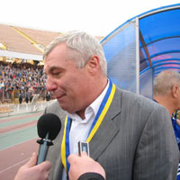 Анатолий Демьяненко дает интервью после матча