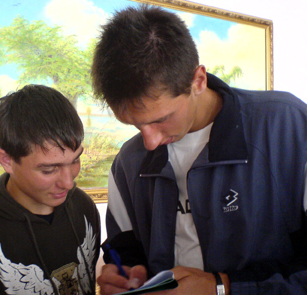 Стаховский дает автограф