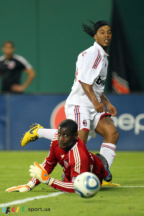 Роналдиньо в товарняке с ДиСи Юнайтед, май 2010 г.