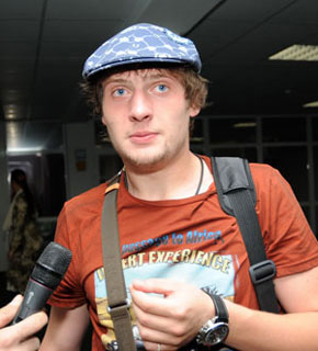 Селезнев прячется под кепками