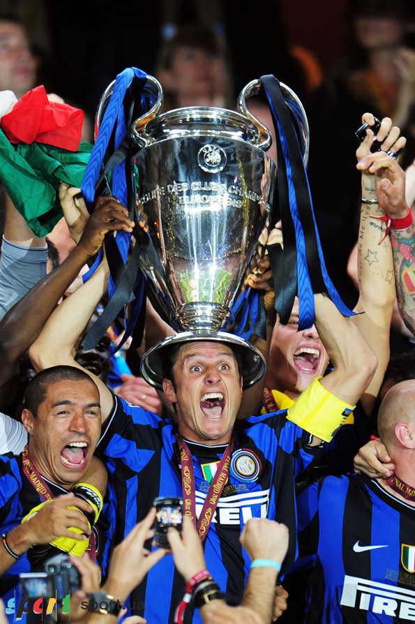 Хавьер Дзанетти с Кубком чемпионов