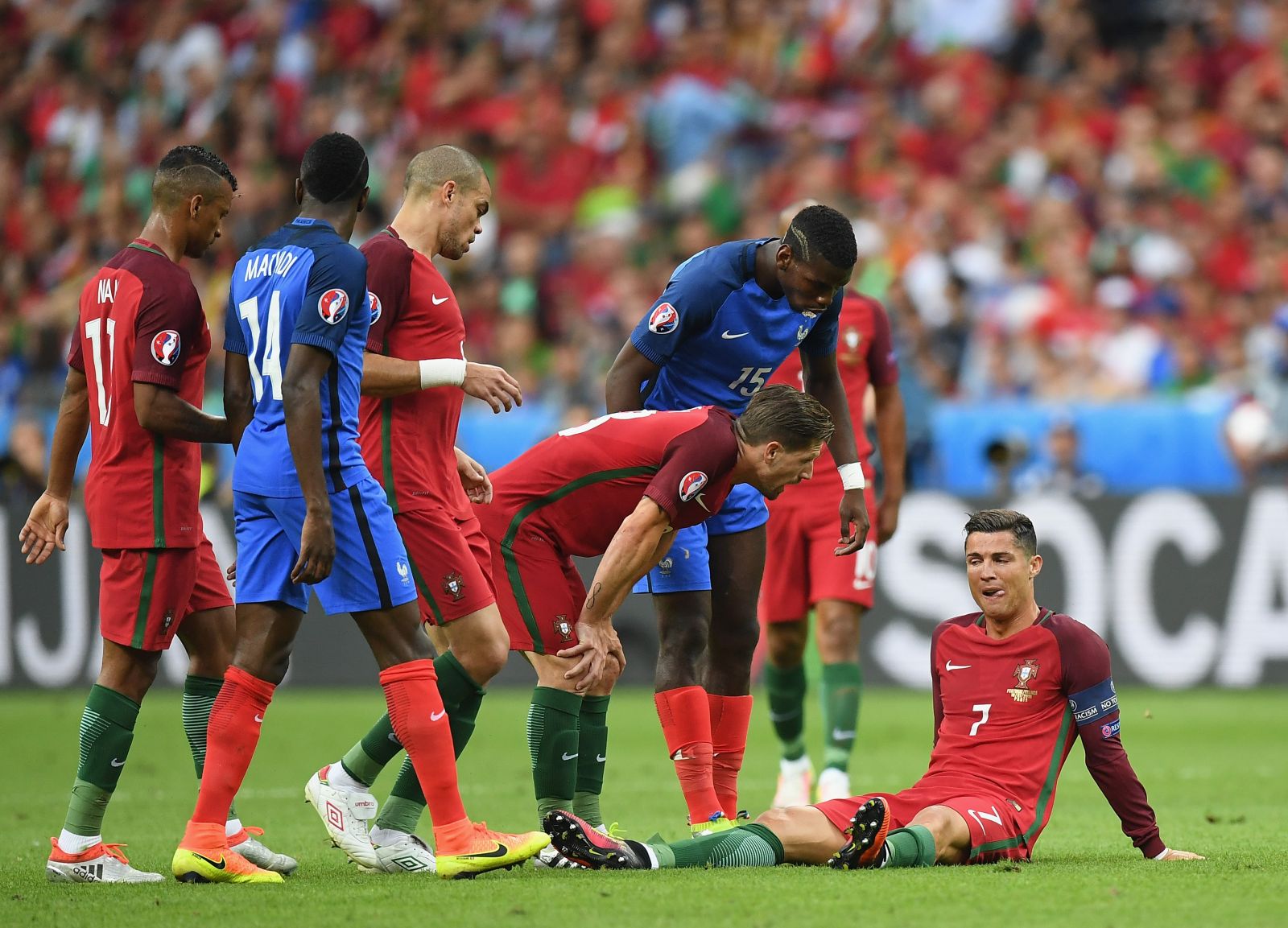 Portugal france football. Португалия Франция евро 2016. Португалия чемпион Европы 2016. Португалия Франция 2016 финал. Франция Португалия 2016.